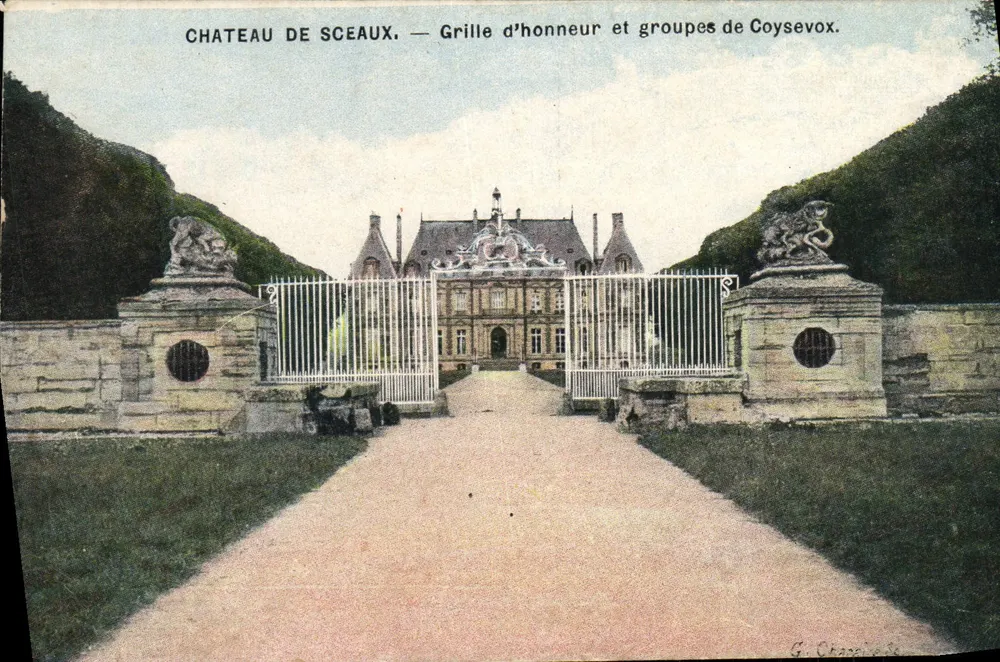 Château de Sceaux — Ehrentor und Coysevox-Gruppen - Vorderseite