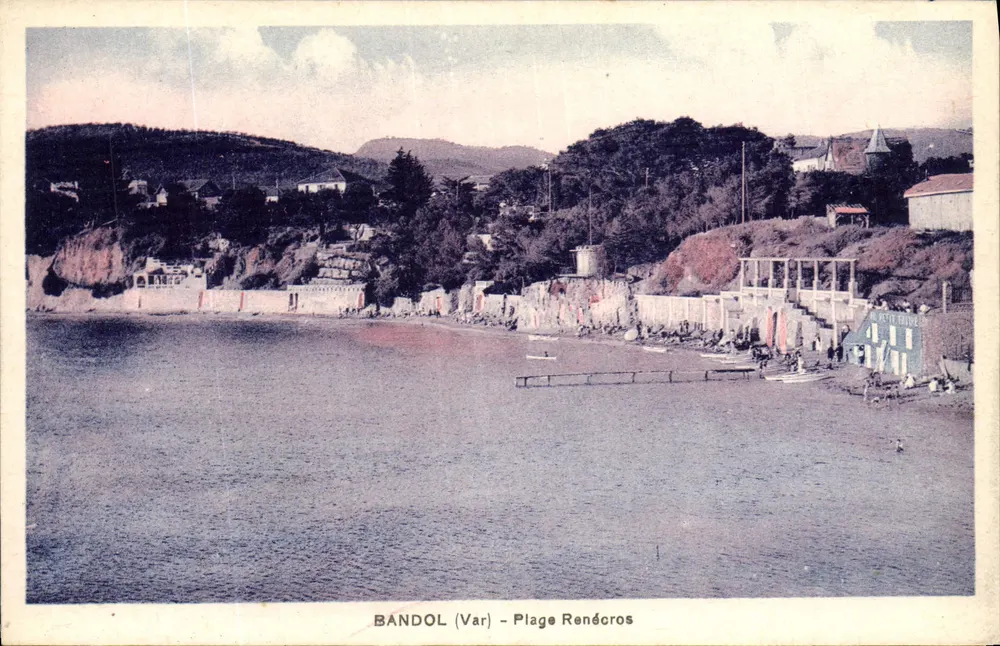 Bandol (Var) - Praia de Renécros — vista da praia com cais e edifícios costeiros - Frente