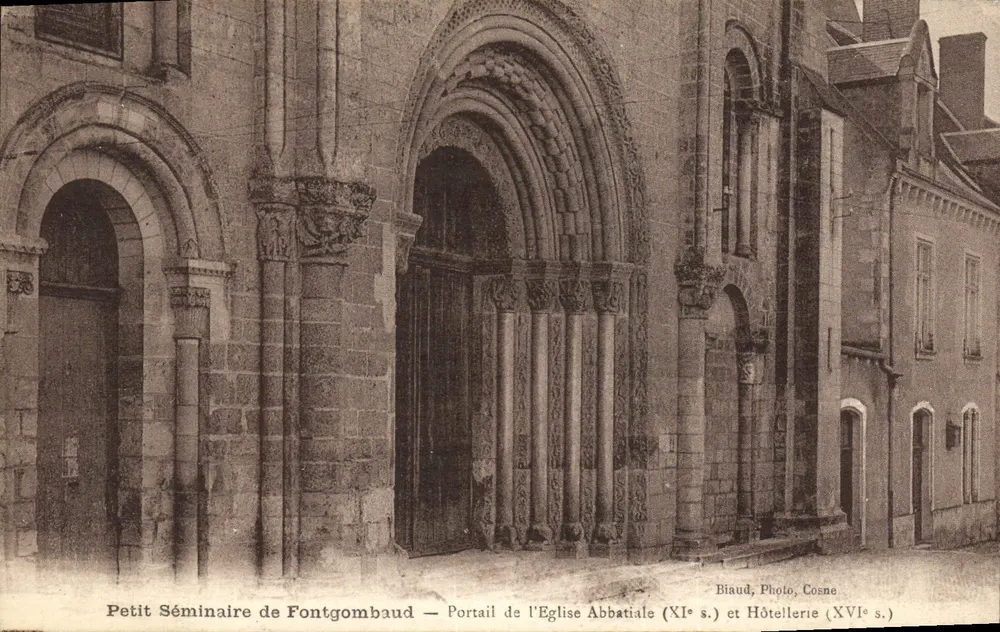 Petit Séminaire de Fontgombaud — Portal der Abteikirche (11. Jh.) und Hotel (16. Jh.) — Biaud, Photo, Cosne - Vorderseite