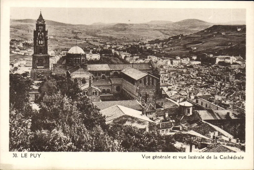 Le Puy — Allgemeiner Blick und Seitenblick auf die Kathedrale - Vorderseite