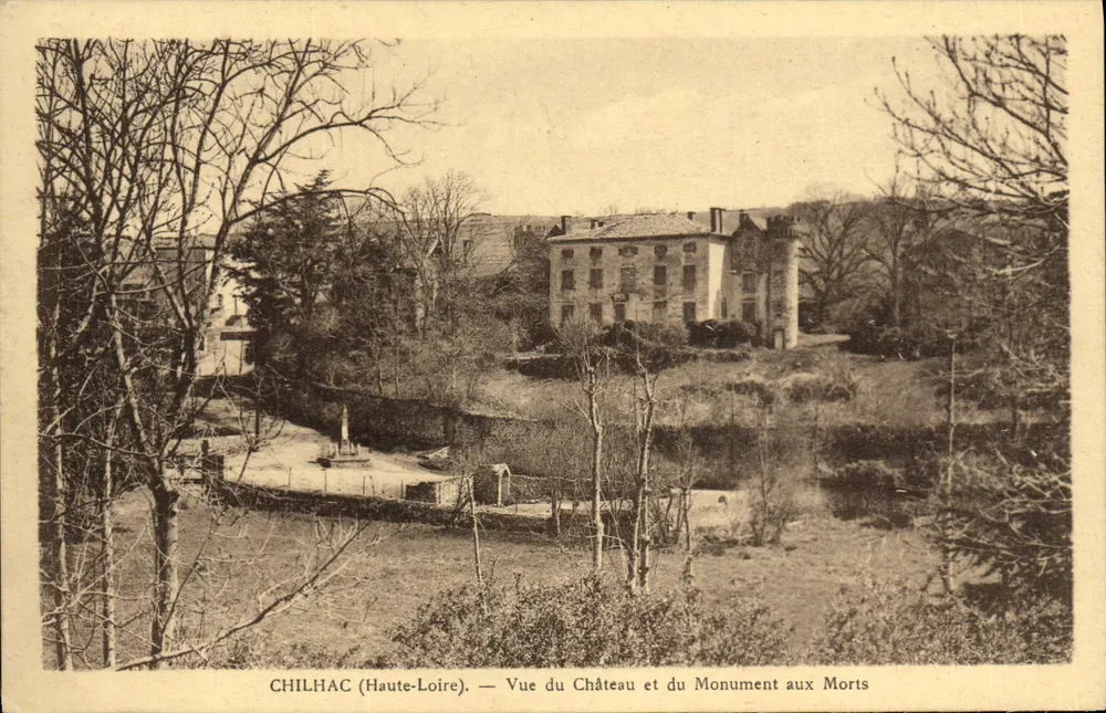 Chilhac (Haute-Loire) — Ansicht des Schlosses und des Kriegerdenkmals - Vorderseite