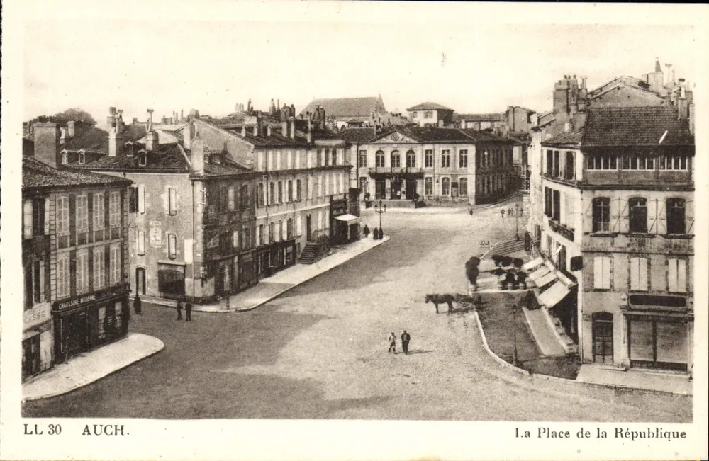 Auch — A Praça da República — C. A. P. — 44, rue Lotellier — Paris (15e) - Frente