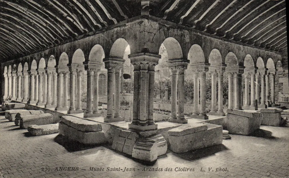 Angers — Museu São João — Arcadas dos Claustros — L. V. fot. - Frente