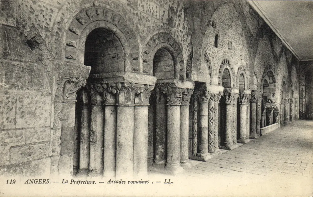Angers — A Prefeitura — Arcos romanos — LL. - Frente