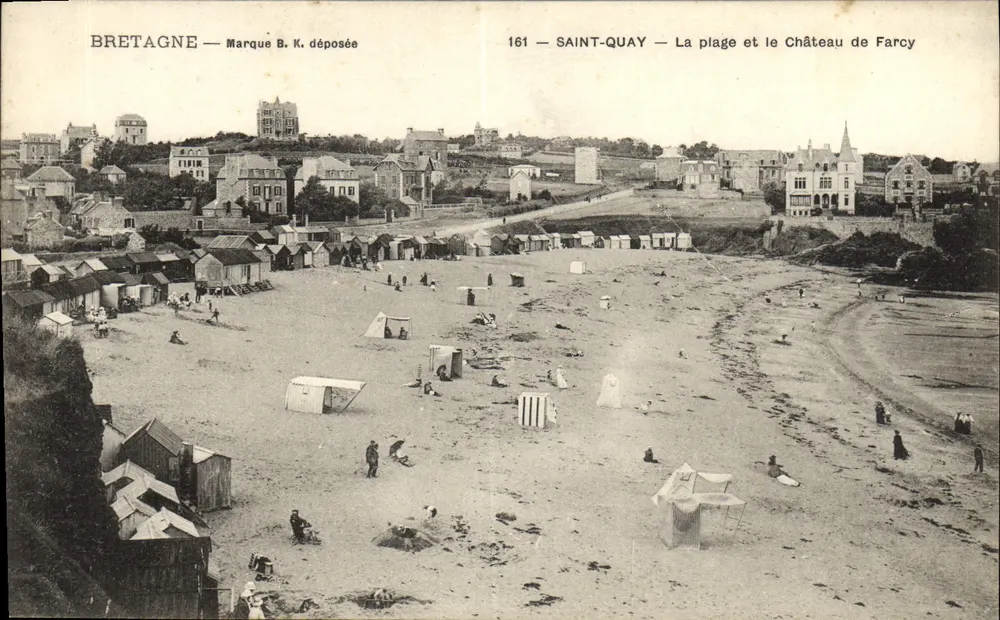 Saint-Quay — Die Strandpromenade und Schloss Farcy — Markenrechte B. K. registriert - Vorderseite