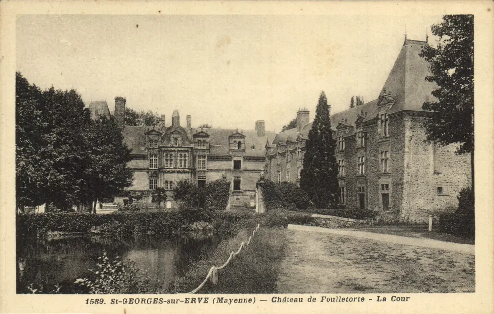 St-GEORGES-sur-ERVE (Mayenne) — Castelo de Foulletorte — A Cour - Frente