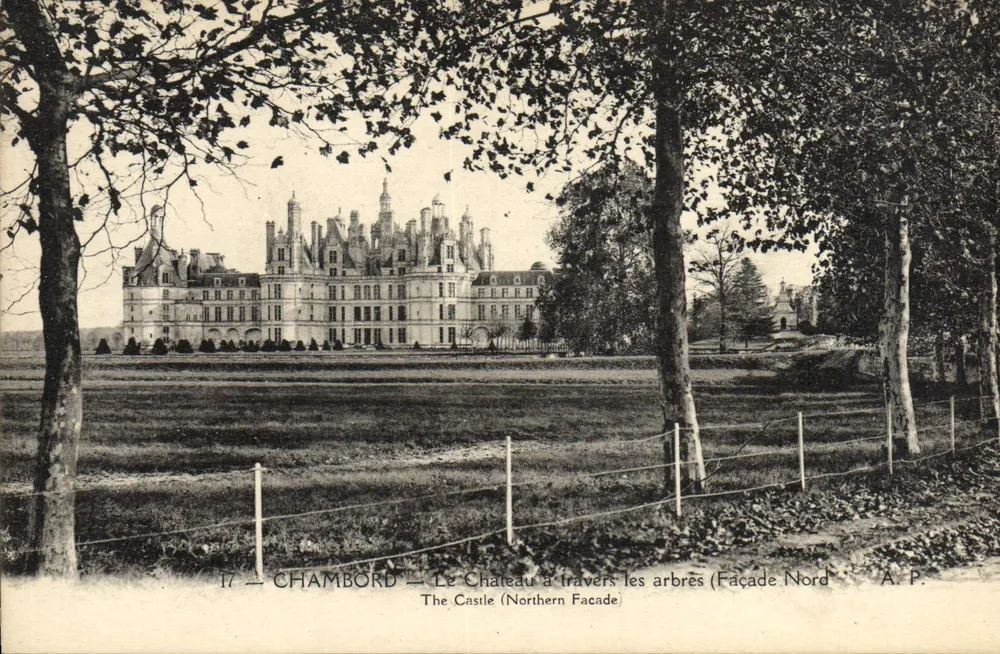 Chambord — Das Schloss durch die Bäume (Nordfassade) — A.P. - Vorderseite