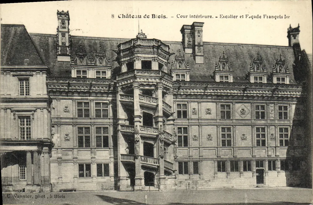 Schloss Blois — Innenhof, Treppenhaus und Fassade von François I — C. Vannier, Foto in Blois - Vorderseite