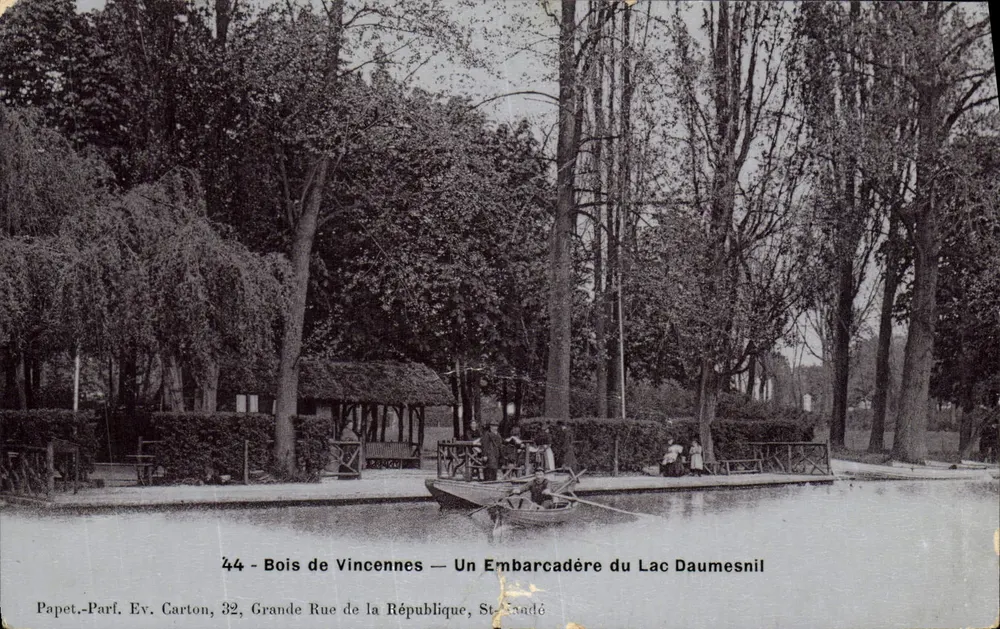 Bois de Vincennes — Un Embarcadère du Lac Daumesnil — Papet-Parf. Ev. Carton, 32, Grande Rue de la République, Saint-Mandé - Vorderseite