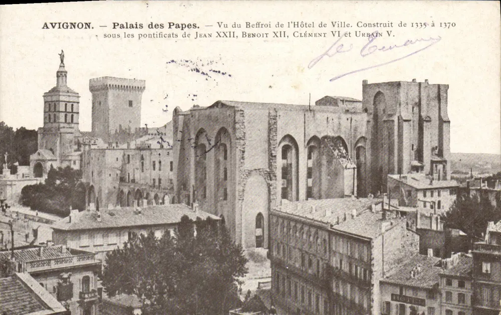 Avignon — Palast der Päpste — Ausblick vom Glockenturm des Rathauses. Errichtet zwischen 1335 und 1370 unter den Pontifikaten von Johannes XXII., Benedikt XII., Clemens VI. und Urban V. - Vorderseite