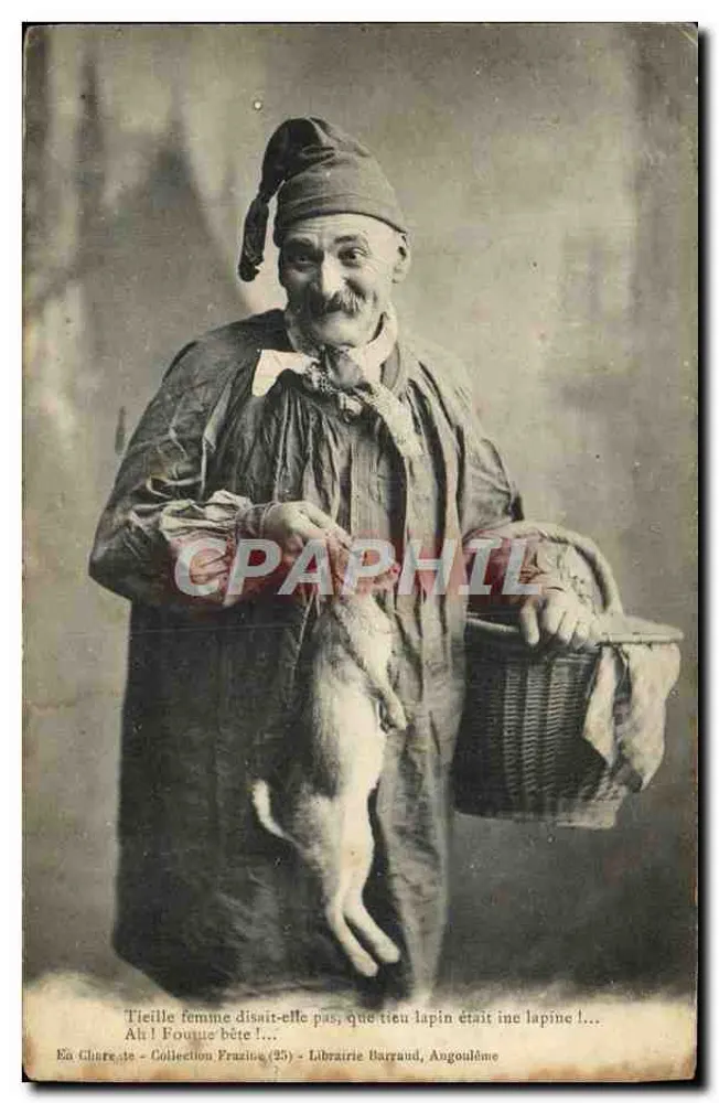 Homme en costume de fou avec lapin — scène humoristique — Librairie Barraud, Angoulême - Frente
