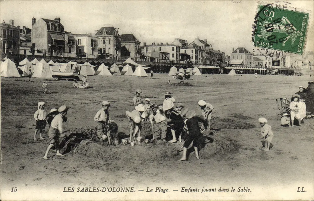 LES SABLES-D'OLONNE. — Die Strände. — Kinder spielen im Sand. — LL. — Nr. 15 - Vorderseite