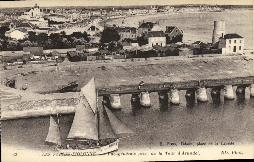 Les Sables-d'Olonne — Allgemeiner Blick vom Arundel-Turm — B. Pons, Tabacs, Place de la Liberté. ND. Phot. - Vorderseite