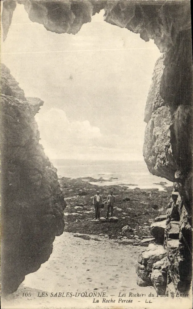 Les Sables-d'Olonne — Die Felsen des Port d'Enfer — La Roche Percée — LL — n°105 - Vorderseite
