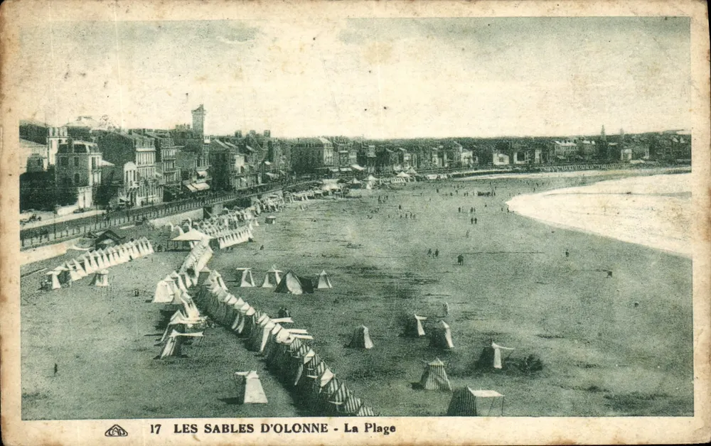 Les Sables d'Olonne - A Praia — vista panorâmica da praia com cabines de praia e edifícios costeiros — editor Przezau, n°17 - Frente
