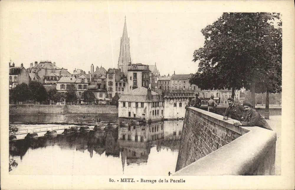 Metz - Barragem da Pucelle — vista da barragem e da cidade com igreja, editor Ch. Bergeret, n° 80 - Frente