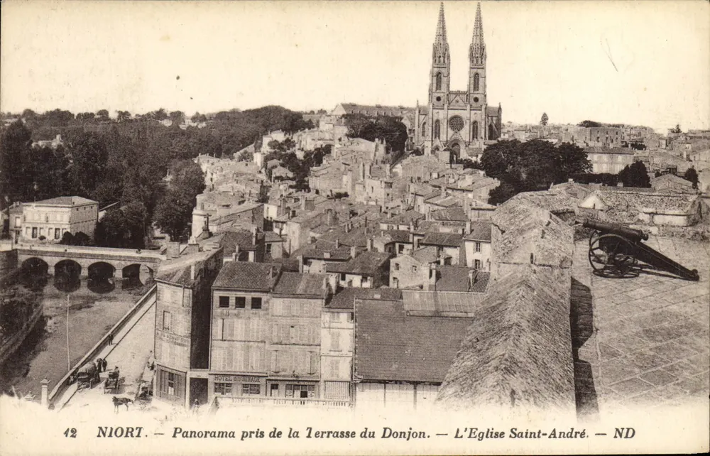 Niort — Panorama vom Terrassen des Donjon — Die Kirche Saint-André — ND - Vorderseite