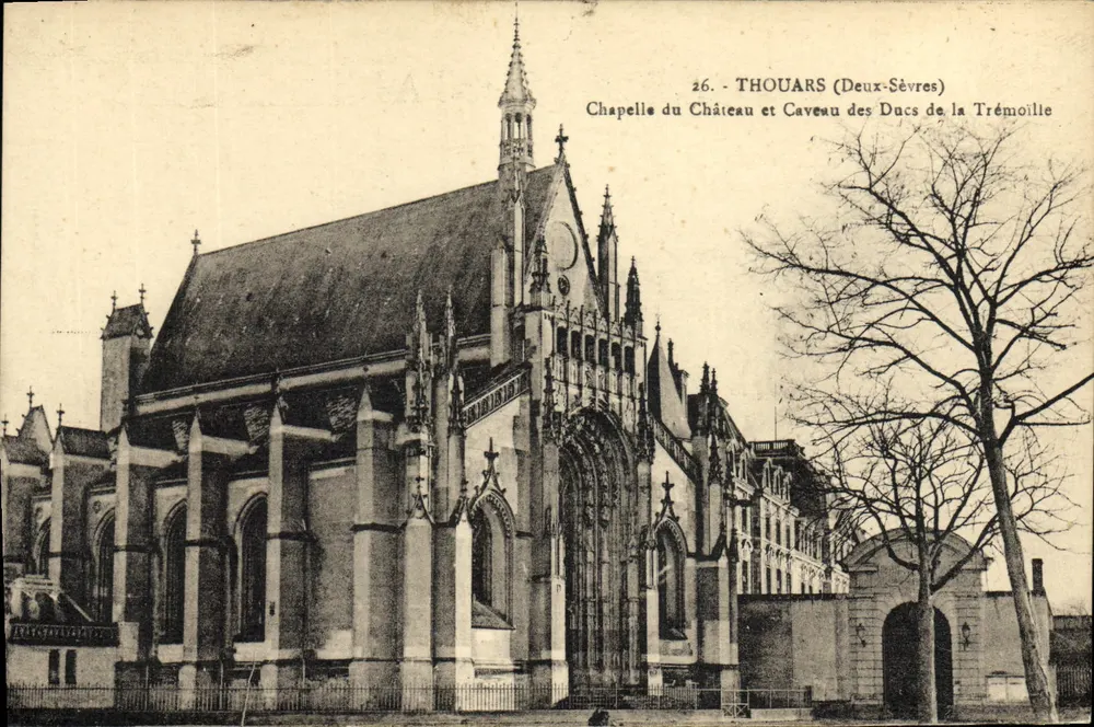 Kapelle des Schlosses und Gewölbe der Herzöge von La Trémoille — Thouars (Deux-Sèvres) - Vorderseite