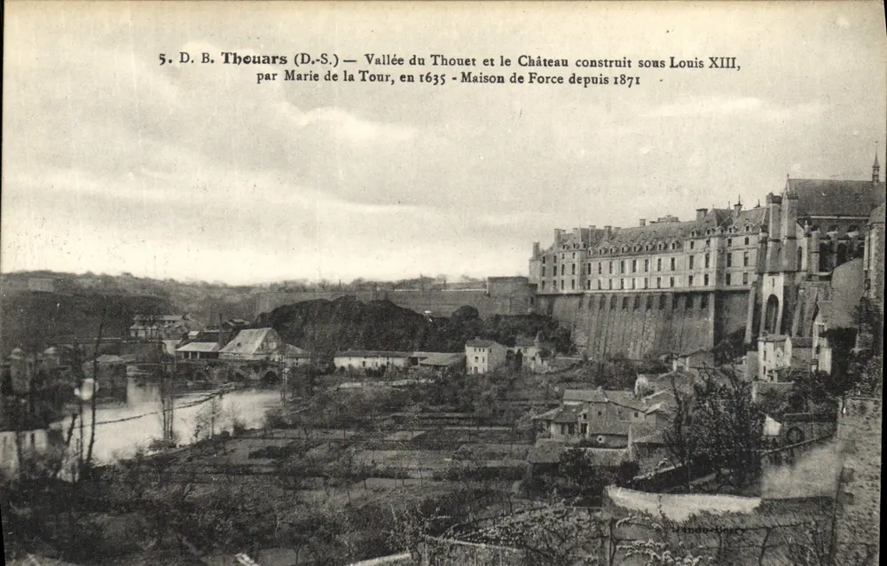 Thouars (D.S.) — Vale do Thouet e o Castelo construído sob Luís XIII, por Marie de la Tour em 1635 - Casa de Force desde 1871 - Frente