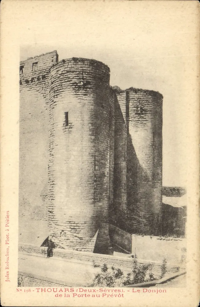 Thouars (Deux-Sèvres) — O Donjon da Porta ao Prévôt — Jules Robuchon, Fot. em Pottiers, N° 198 - Frente