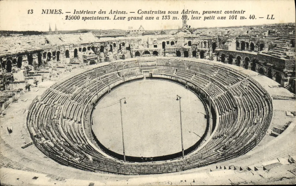 Nîmes — Interior das Arênes — Construídas sob Adriano, podem conter 25000 espectadores. Seu eixo maior tem 133 m. 80, seu eixo menor 101 m. 40. — LL - Frente