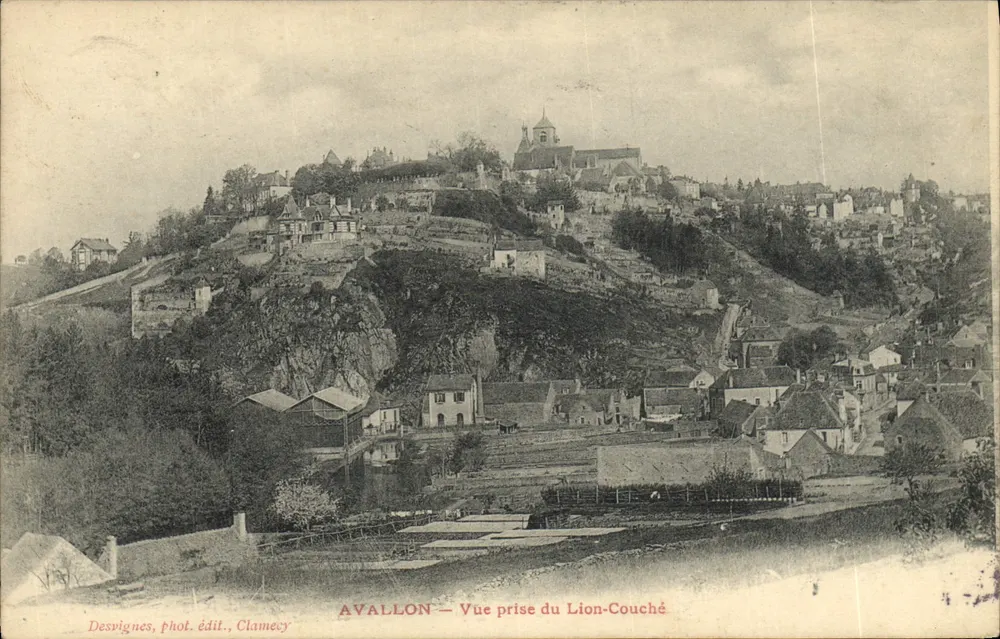 Avallon — Vista tirada do Leão deitado — Desvignes, fot. edit., Clamecy - Frente