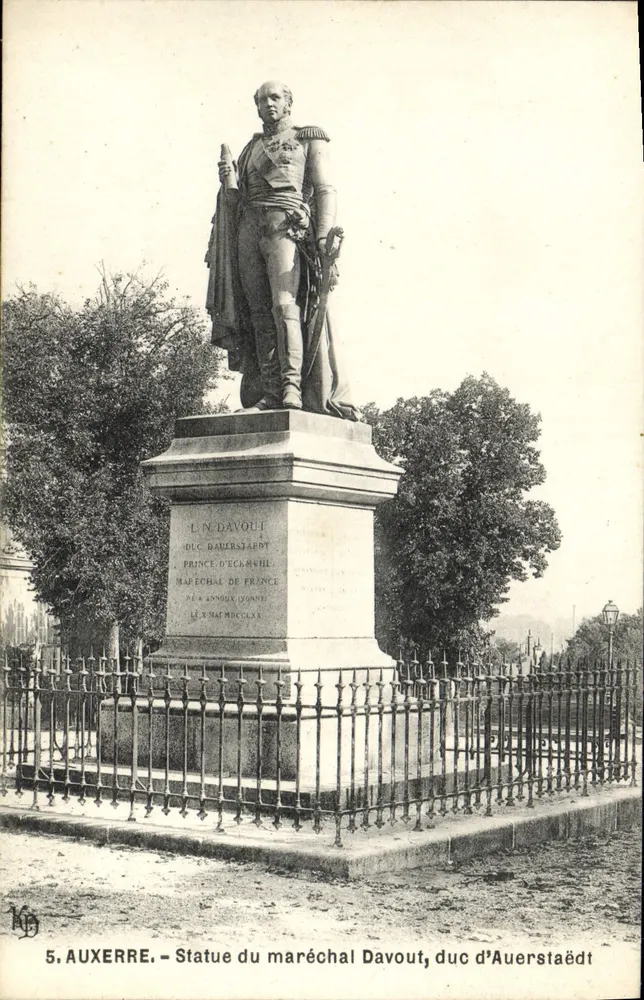 Auxerre — Estátua do marquês Davout, duque de Auerstaedt — editor K. N. n°5 - Frente