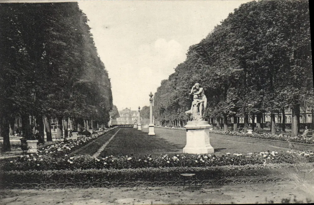 Le Petit-Luxembourg — Blick auf den Garten mit Statue — Edition La Cigogne, Paris - Vorderseite