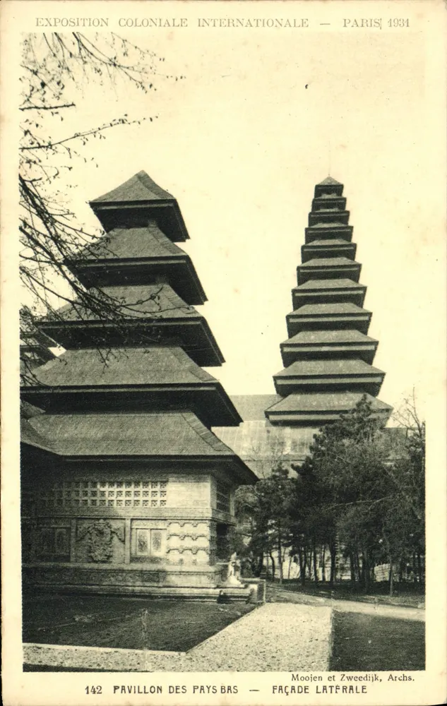Internationale Kolonialausstellung — Pavillon der Niederlande — Seitenfassade — Moojen und Zweedijk, Archs. - Vorderseite