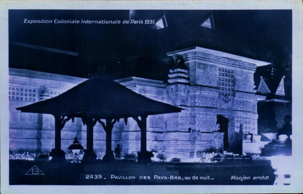 Pavillon der Niederlande, Nachtansicht — Internationale Kolonialausstellung Paris 1931 — Architekt Moojen - Vorderseite