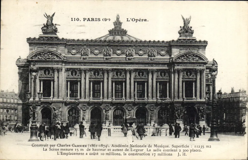 Paris (9e) — L'Opéra. Construit par Charles Garnier (1861-1874). Académie Nationale de Musique. Superficie : 11235 m². La scène mesure 15 m de hauteur et autant de largeur. La salle contient 2 300 places. L'Emplacement a coûté 10 millions, la construction 17 millions. J.H. - Frente