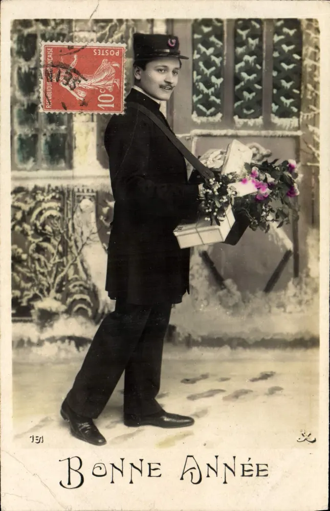 Postbote im Uniform — mit Blumenstrauß — Verlag '151' und Briefstempel 10c - Vorderseite