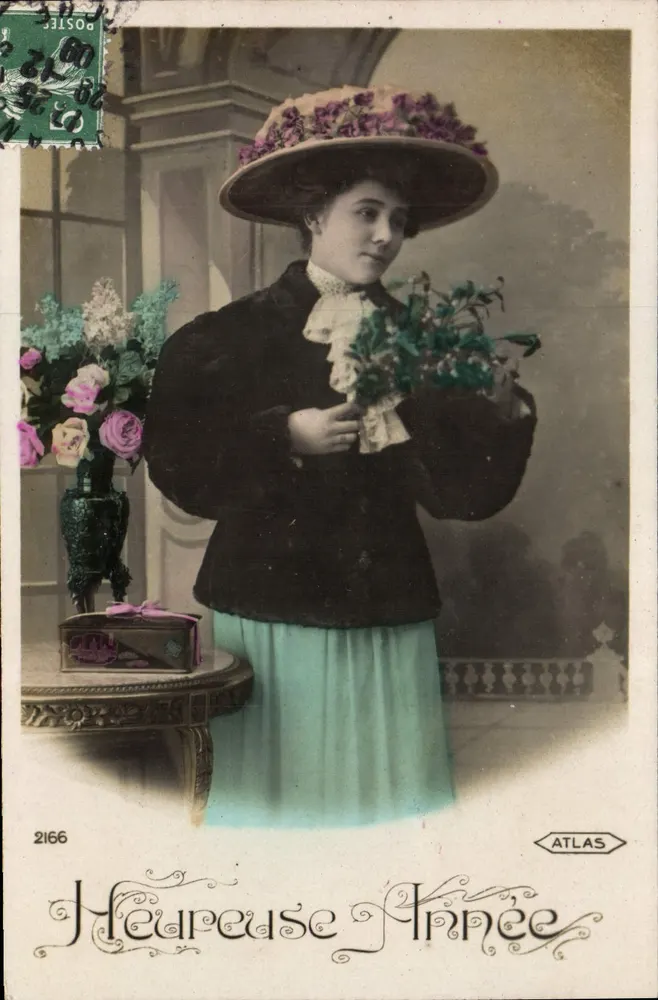Frau mit blühendem Hut, ein Blumenbukett haltend — Frohes Jahr — Atlas, n° 2166 - Vorderseite