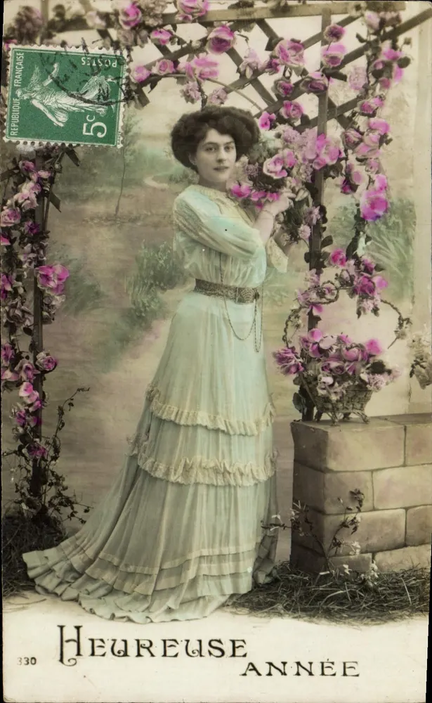Frau in einem Kleid im Stil des Jugendstils — Untertitel 'Glückliches Jahr' — unbekannter Verlag, Nr. 330 - Vorderseite