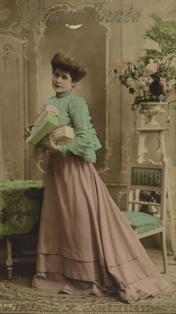 Junge Frau in langer Robe — Studio-Positur — Verlag Dogne Année, Nr. 908 - Vorderseite