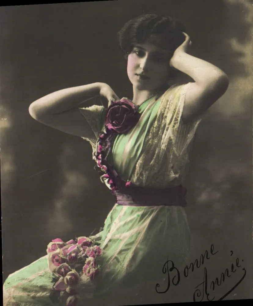Frau im grünen Kleid mit Rose — Ansichtskarte unterschrieben von 'Bonne Annie' — E. Le Doly, Dijon, n° 107 - Vorderseite