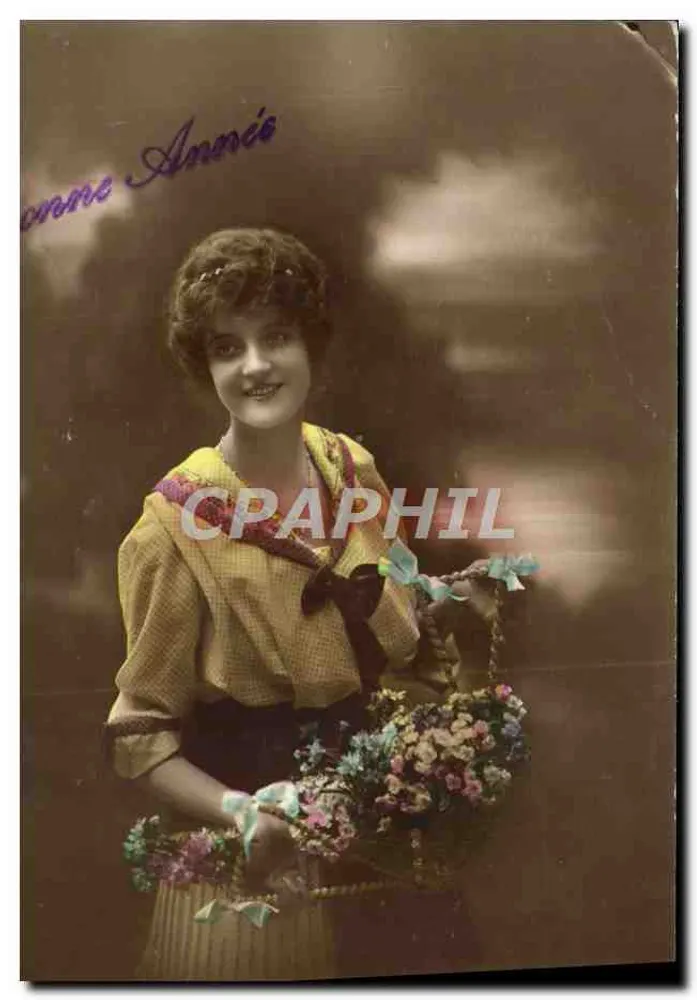 Femme souriante tenant un bouquet — photographie de studio — éditeur 'Annie's' (imprimé sur la carte) - Vorderseite
