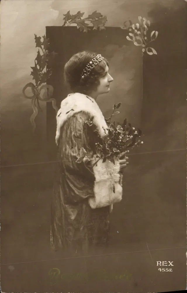 Frau in Pelzkleid mit Blumenstrauß — Efeu- und Tannenzweig-Verzierung — REX 4552 - Vorderseite