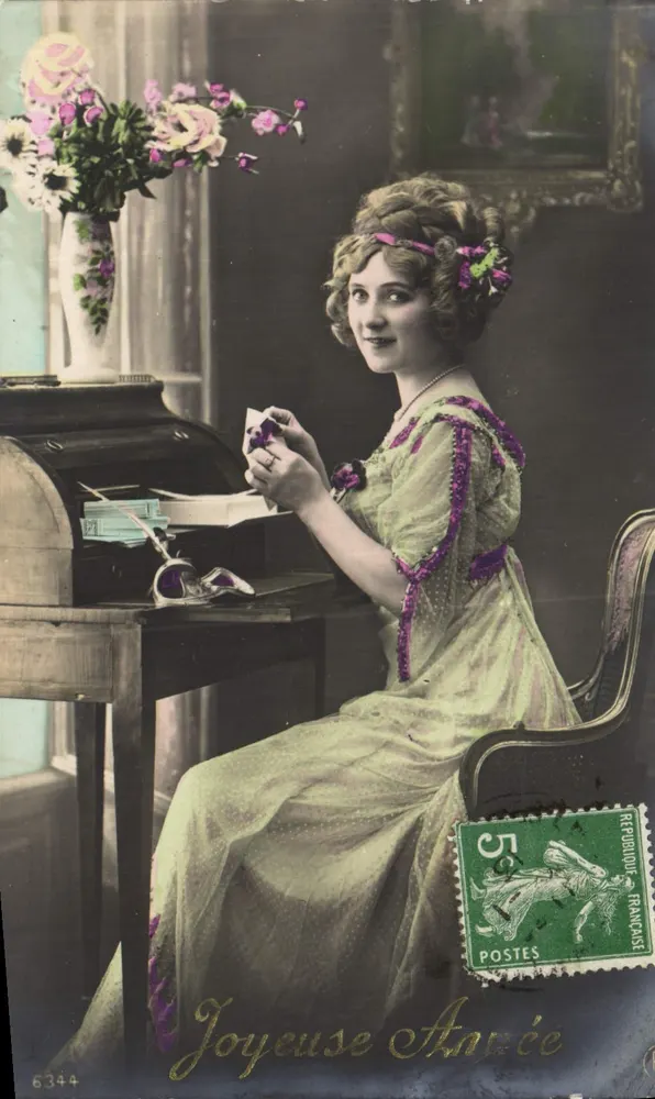 Junge Frau in gemustertem Kleid — Frohes Neues Jahr — J.C. Paris Nr. 6344 - Vorderseite