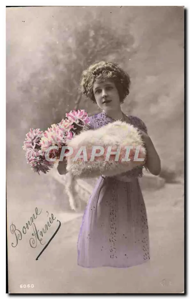 Frau in einem lilafarbenen Kleid, das einen Blumenstrauß und einen Fuchsfellschal hält — Frohe Neujahr — n°6060 - Vorderseite