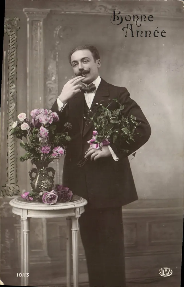 Mann im Anzug — mit Blumenstrauß und Blumen — Fotograf H. B. — n° 10113 - Vorderseite