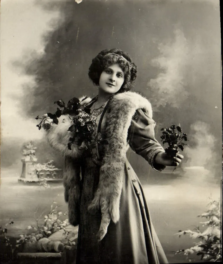 Frau in Pelz mit Blumen — Fotostudio — unbekannter Verlag - Vorderseite