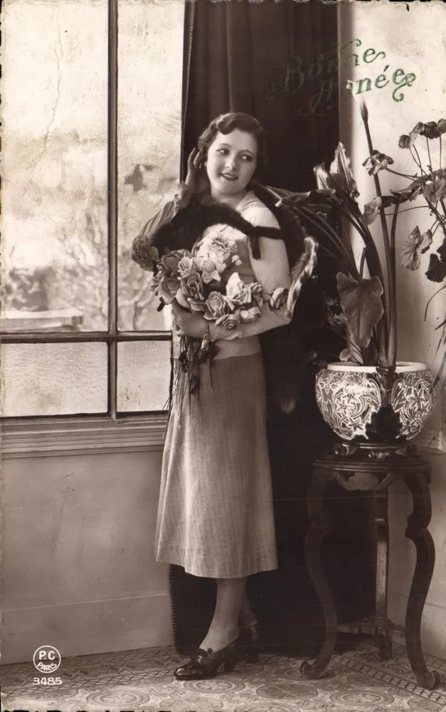 Frau in Kleid und Pelz mit Blumenstrauß — Frohe Neujahr — PC Paris 3485 - Vorderseite