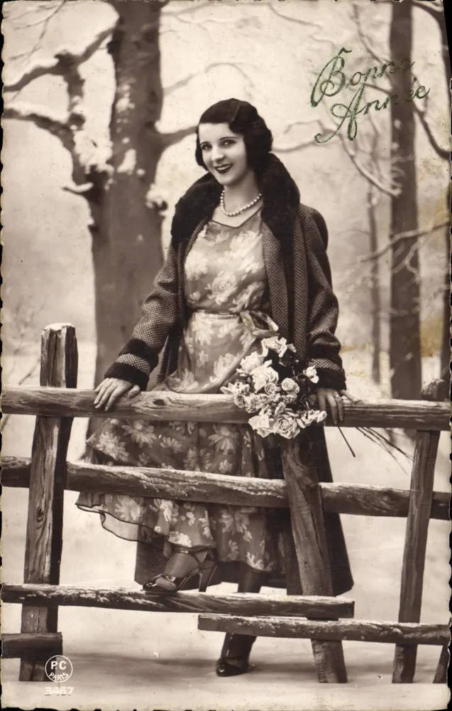 Frau in blühenden Kleid und Pelzjacke — Bonne Annie — PC Paris 3467 - Vorderseite