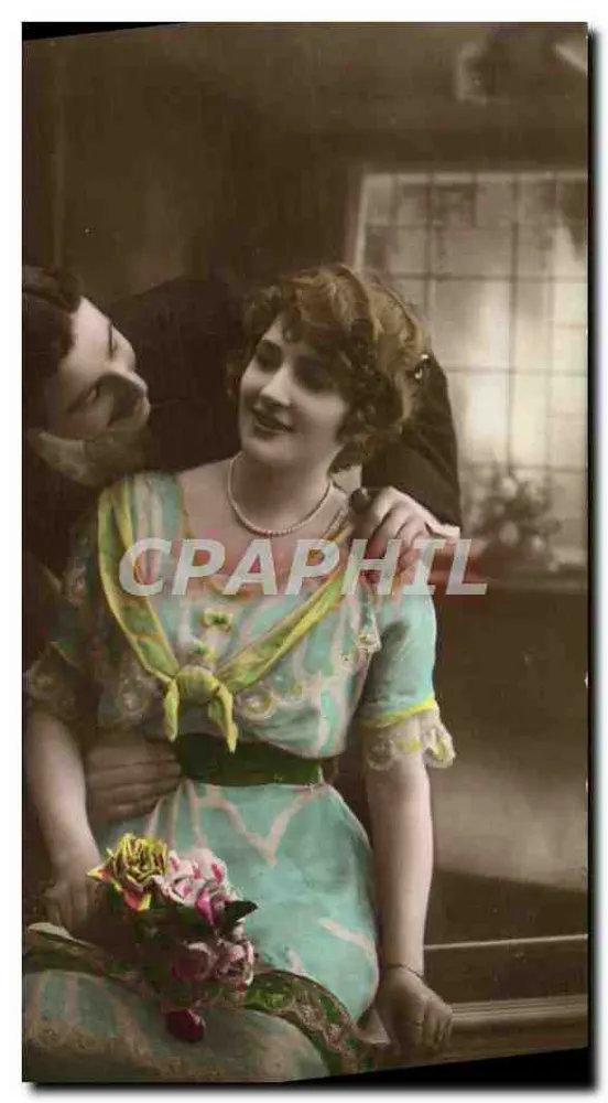 Junges Paar im Innenraum — Vintage-Fotografie — unbekannter Verlag - Vorderseite