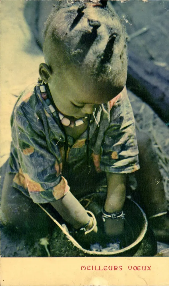 Criança africana — lavando as mãos em um balde — IRIS N° 65 - Frente