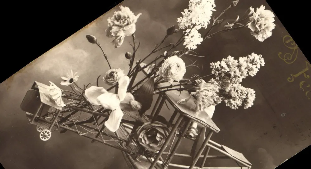 Bouquet bloemen op een tweemotorig vliegtuig — Genève, 1914 — Uitgever onbekend - Voorkant