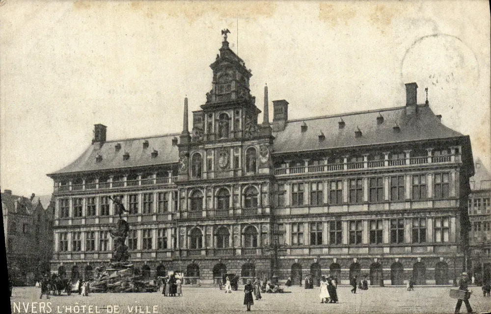 O Hotel de Ville — Praça pública com estátua — Nivelles - Frente