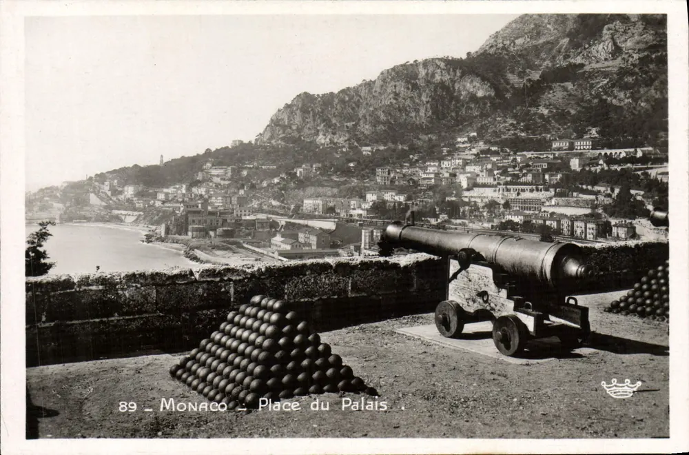 Mônaco - Praça do Palácio — canhão e pilha de canhões — série 89 - Frente