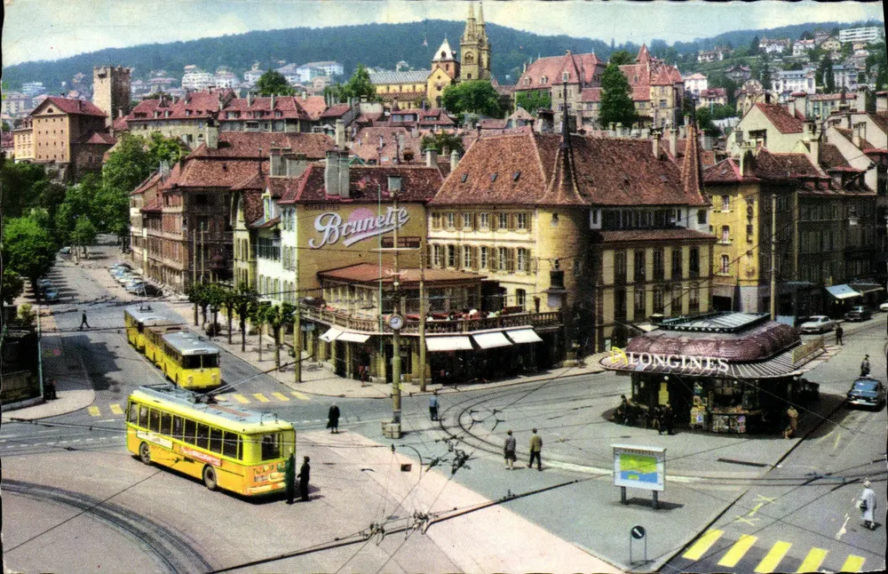Praça Pury — vista panorâmica com trem elétrico amarelo e lojas Brunetie e Longines — Neuchâtel, n°339 - Frente